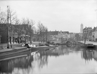 40327 Gezicht op de Stadsbuitengracht te Utrecht met links de Bemuurde Weerd O.Z., rechts de Nieuwekade en op de ...